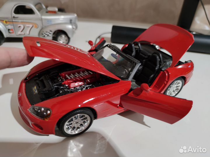 Масштабная модель 1/18 Dodge Viper SRT-10 Bburago