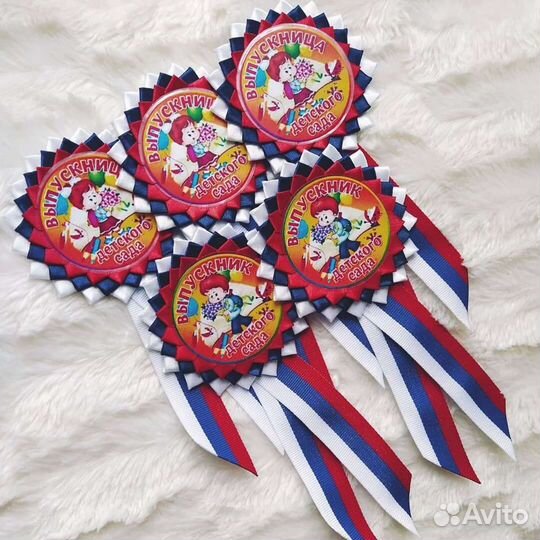 Выпускникам - медали, броши