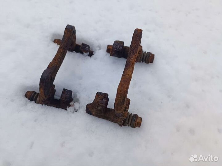 Скоба заднего суппорта Ауди А6 С4