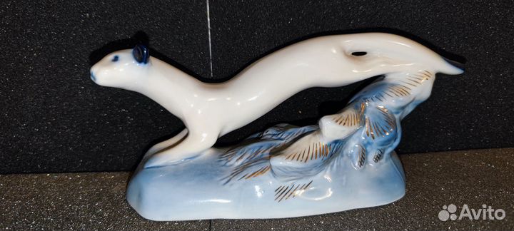 Фарфоровая статуэтка ласка