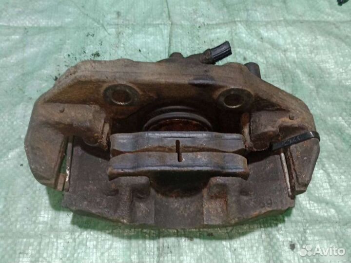 Суппорт передний правый Opel Vectra A