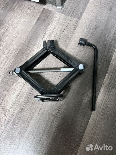 Домкрат автомобильный