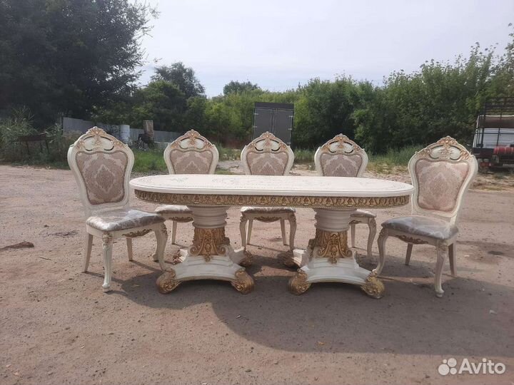 Стол и стулья