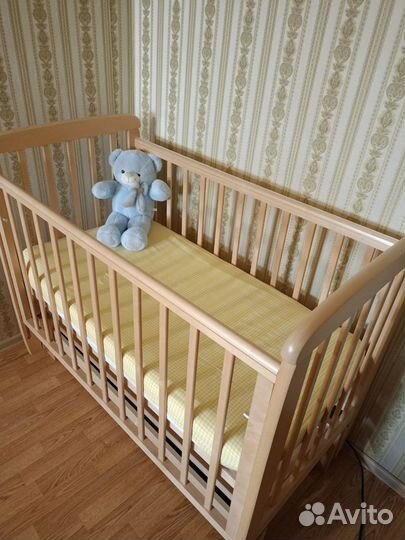 Детская кроватка с маятником