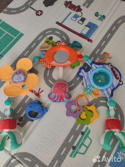 Дуга с игрушками