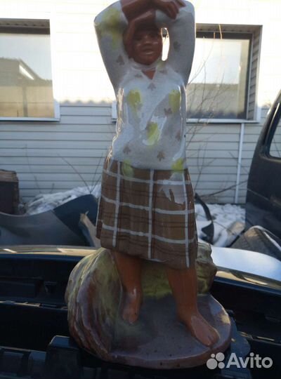 Фарфоровая статуэтка колхозница