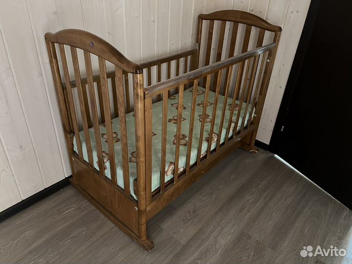 Кроватка детская деревянная