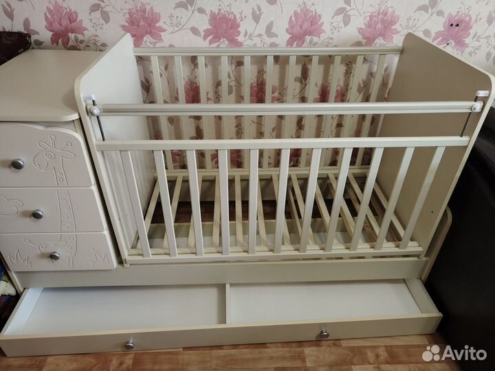 Детская кроватка с маятником и комодом