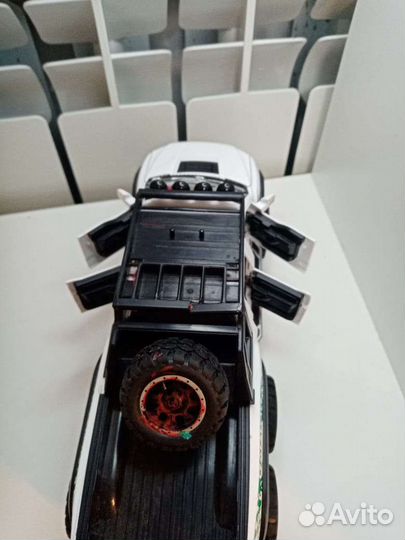 Внедорожник фирменная игрушка