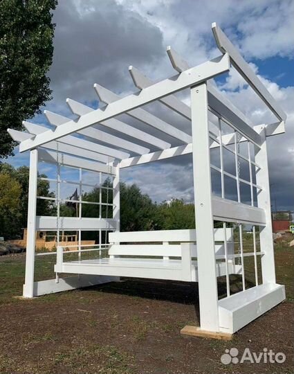 Пергола с подвесными качелями