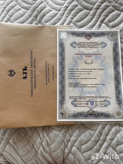 Золотое кольцо с бриллиантом