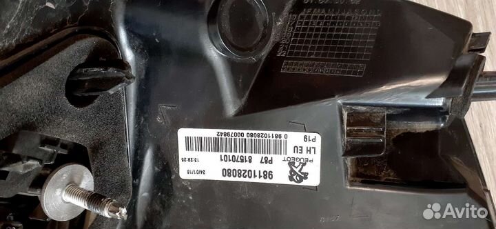 Peugeot 5008 левый задний фонарь (9811028080)