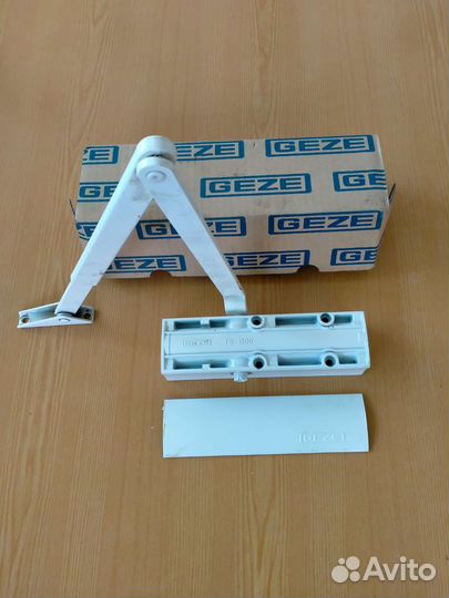 Доводчик на двери geze 1500 белый