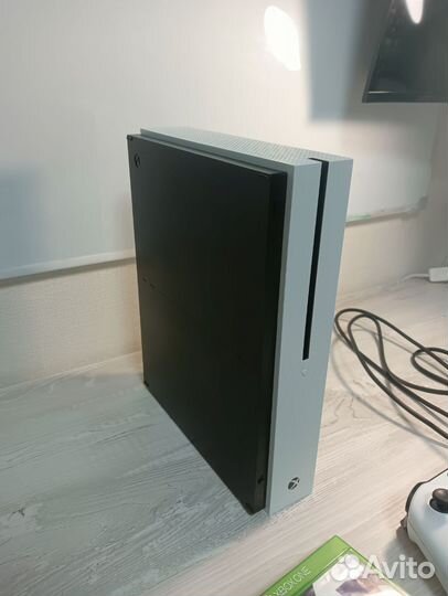 Xbox One s 1 tb памяти 2 геймпада