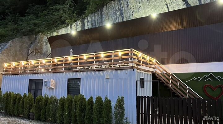 Дом из морского контейнера с террасой на крыше