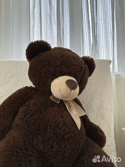 Большой плюшевый медведь