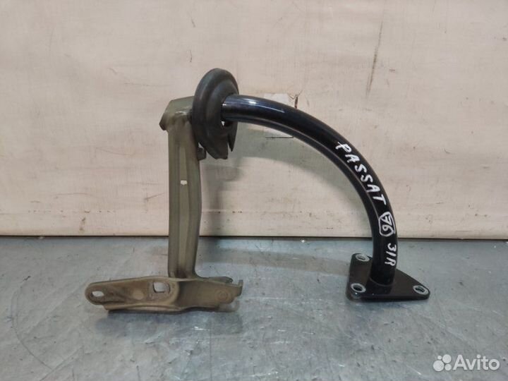 Петля крышки багажника задняя правая Volkswagen
