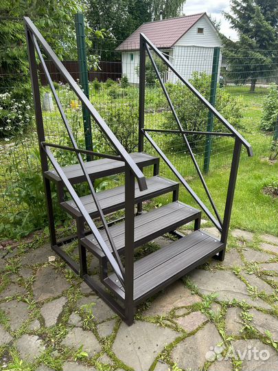 Крыльцо уличное из металлокаркаса дпк доски