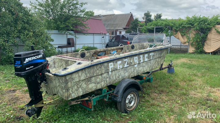 Моторная лодка с прицепом