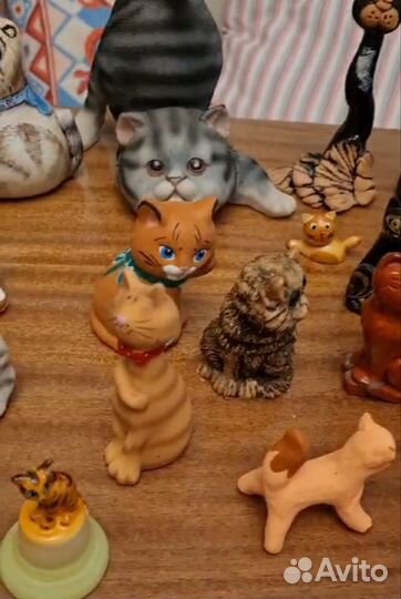 Коллекция фигурок кошек