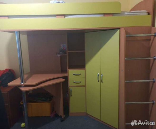 Детская кровать чердак со столом и шкафом