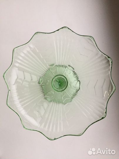 Две вазы для фруктов на ножке