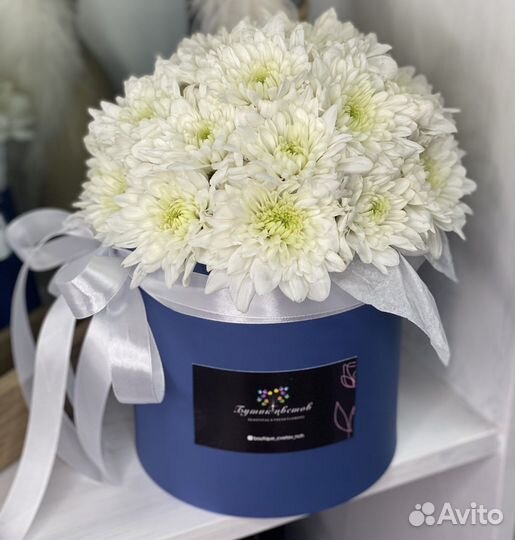 Букет цветов хризантем в коробке