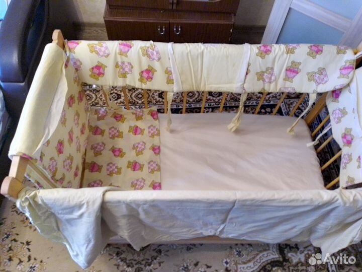 Детская кроватка с маятником. с матрасом