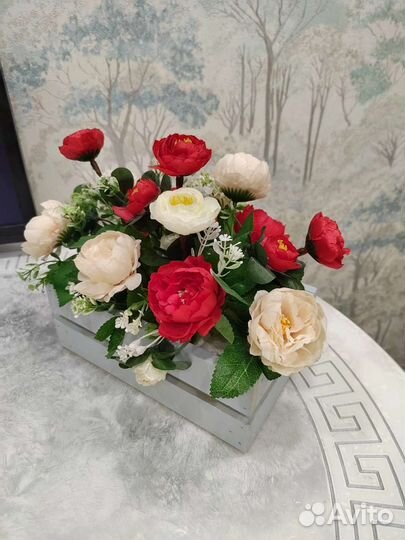 Композиция из искусственных цветов в ящике