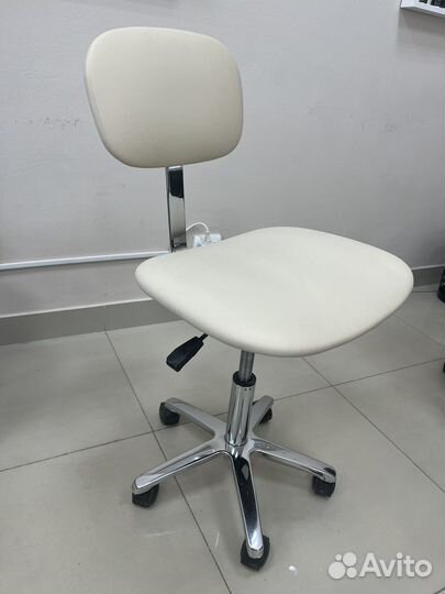Стул для мастера маникюра на колесиках