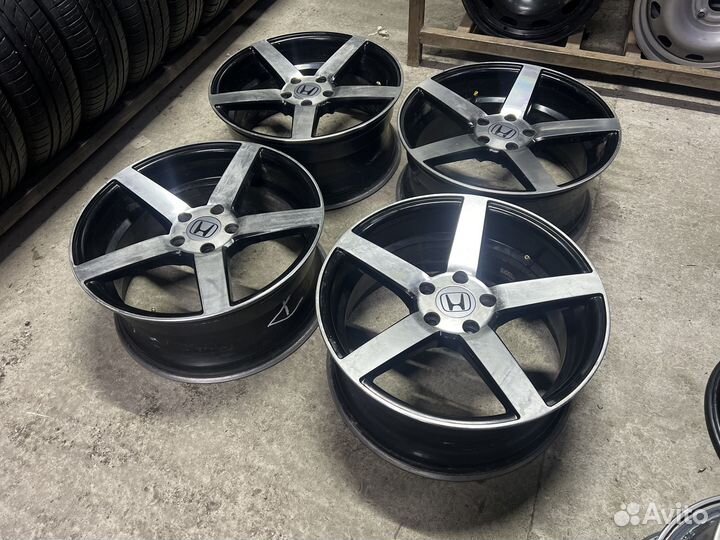Стильные литые диски Vossen 5x114.3 Цо 67.1 R18