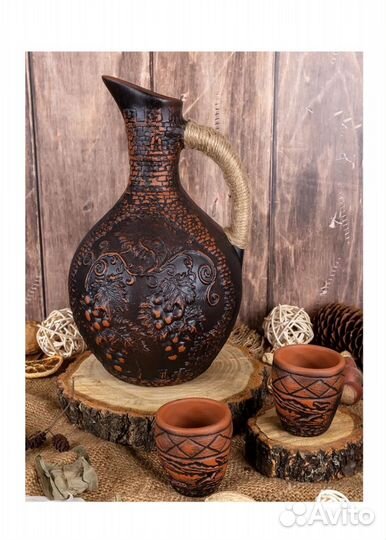 Глиняный кувшин и рюмки