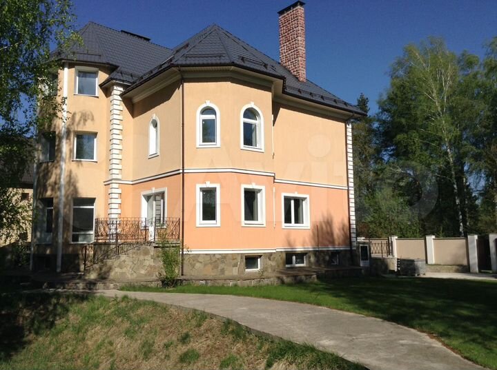 Коттедж 777 м² на участке 21 сот.