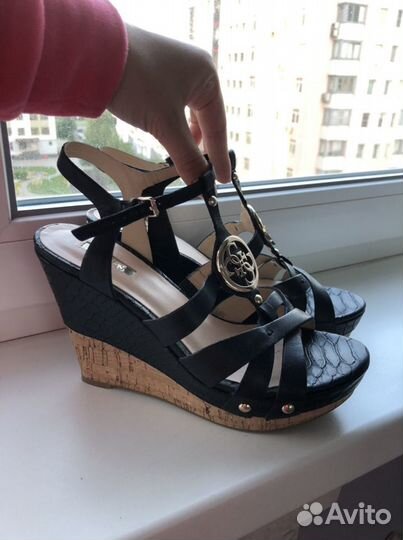 Босоножки на танкетке «Guess»