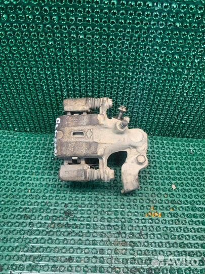 Суппорт тормозной задний правый Nissan Bluebird