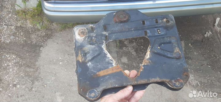 Площадка под аккумулятор Mercedes 124