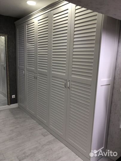 Шкаф с жалюзийными дверьми на заказ