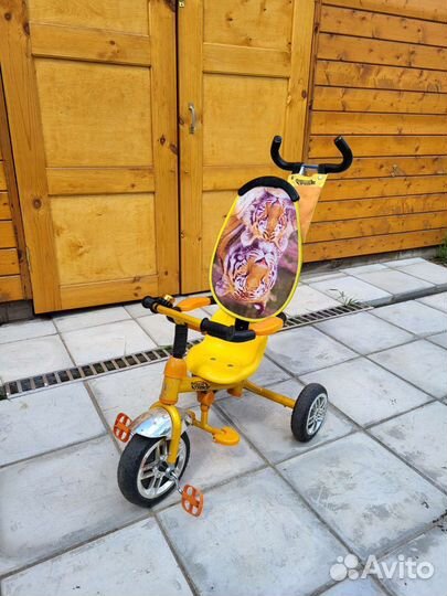 Детский трехколесный велосипед с ручкой