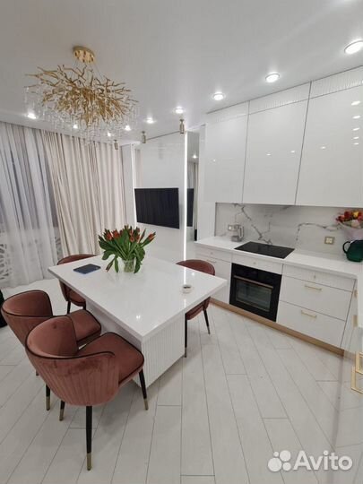 Светлая кухня до потолка в рассрочку. Живые фото