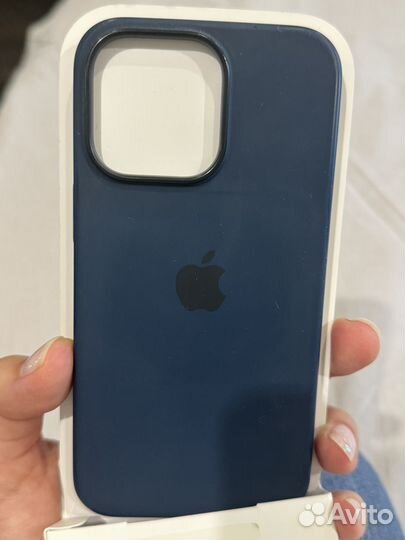 Оригинальный синий чехол на iPhone 13 pro