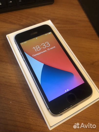 Телефон iPhone SE