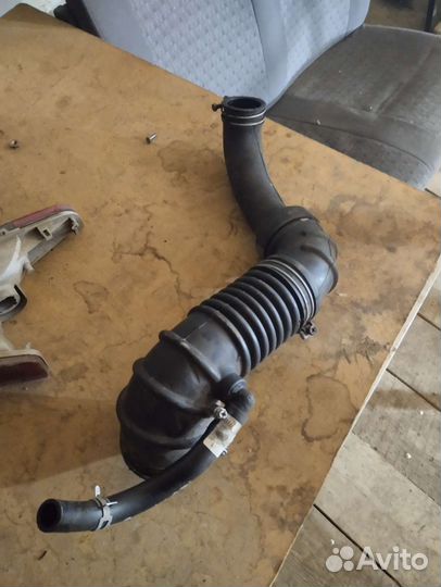 Воздушный патрубок mitsubishi Спейс wagon 2