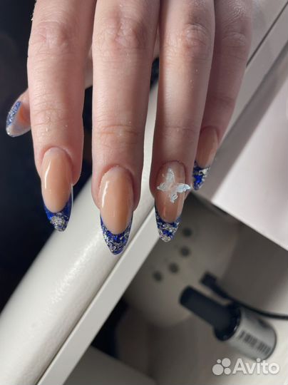 Модель на маникюр