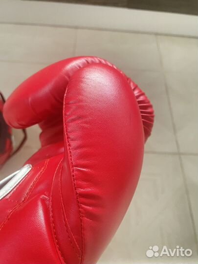 Боксерские перчатки и шлем clinch