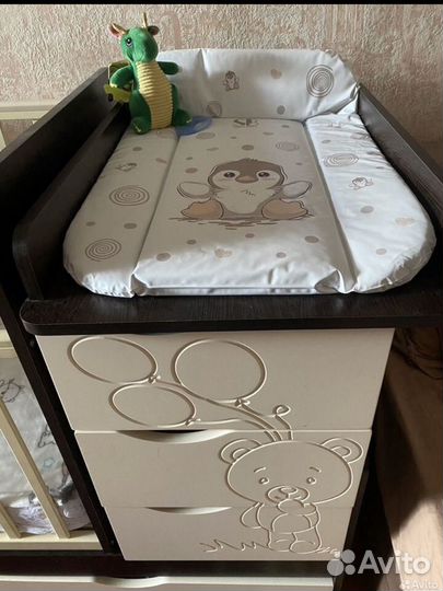 Детская кроватка с маятником и ящиком