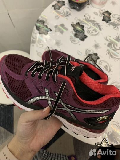 Кроссовки женские