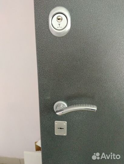 Стальная дверь с замками Cisa