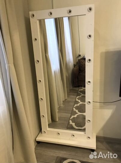 Гримерное зеркало с лампочками