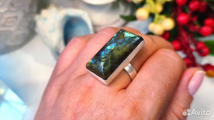 Кольцо с ярким крупным лабрадором 14,5 гр s925