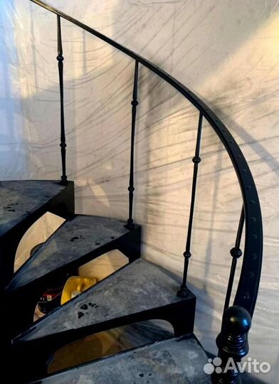 Лестница на металлокаркасе закрытого типа